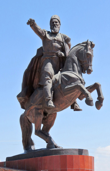 Киргизия - конная статуя