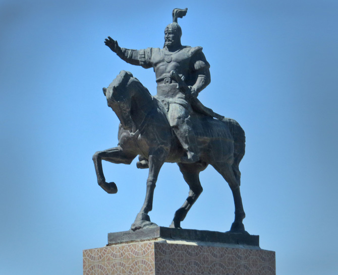 Киргизия - конная статуя