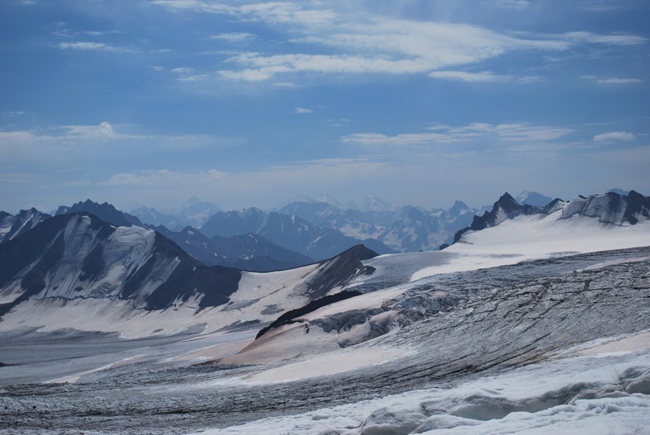 Перевал Ирик (по центру снимка и чуть левее; вид с ледника Микелчиран)