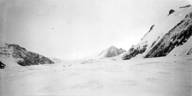 Первая (нижняя) ступень ледопада на леднике Каракольский Восточный