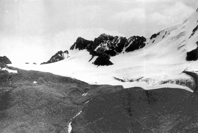 Перевал Мола и путь подхода к нему с северо-запада (снимок сделан в 1977 г. группой Е. Шабашова при подходе к перевалу Арашан)