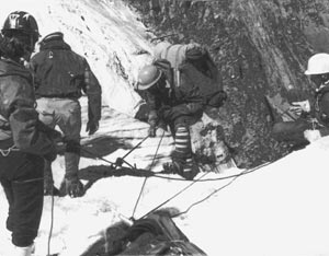 Фото 52 и 53. Организация спуска и верхней страховки при спуске на крутых участках ледопада