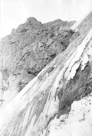 Прохождение первой связкой ледового склона перевала Мола