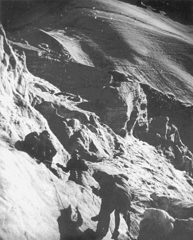 Спуск пострадавшего с сопровождающим на карабинном тормозе по одному из крутых участков ледопада