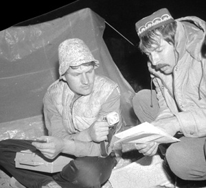 Юрий Веретенников и Олег Сорокоумов в походе по Фанским горам.