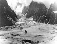 Подъем по леднику Утрен к перевалу Седло Скалистого