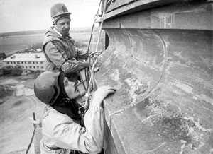 Владимир Парахневич и Сергей Межевич на реставрации купола церкви в деревне Лесная.