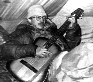 Александр Лапидус с неразлучной гитарой.